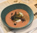 Gaspacho de ameixa com uvas laminadas e queijo "Dona Uva"